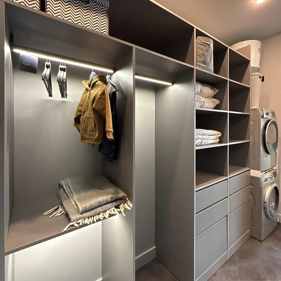 Система хранения с зеркальными дверями-купе на заказ — проект КРК Мебель, Красноярск