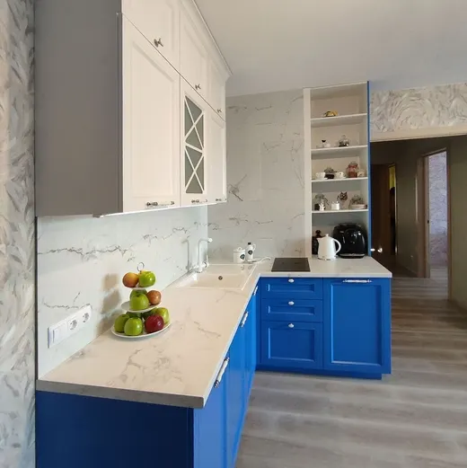 Ярко-синяя кухня в классическом стиле на заказ в Красноярске — фото 4